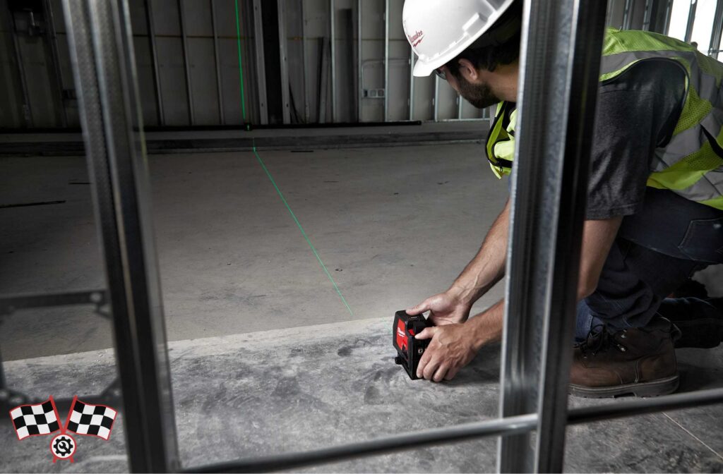 تراز لیزری نور سبز دو خط با نقاط شاقول شارژی 4 ولت میلواکی مدل L4CLLP-301C